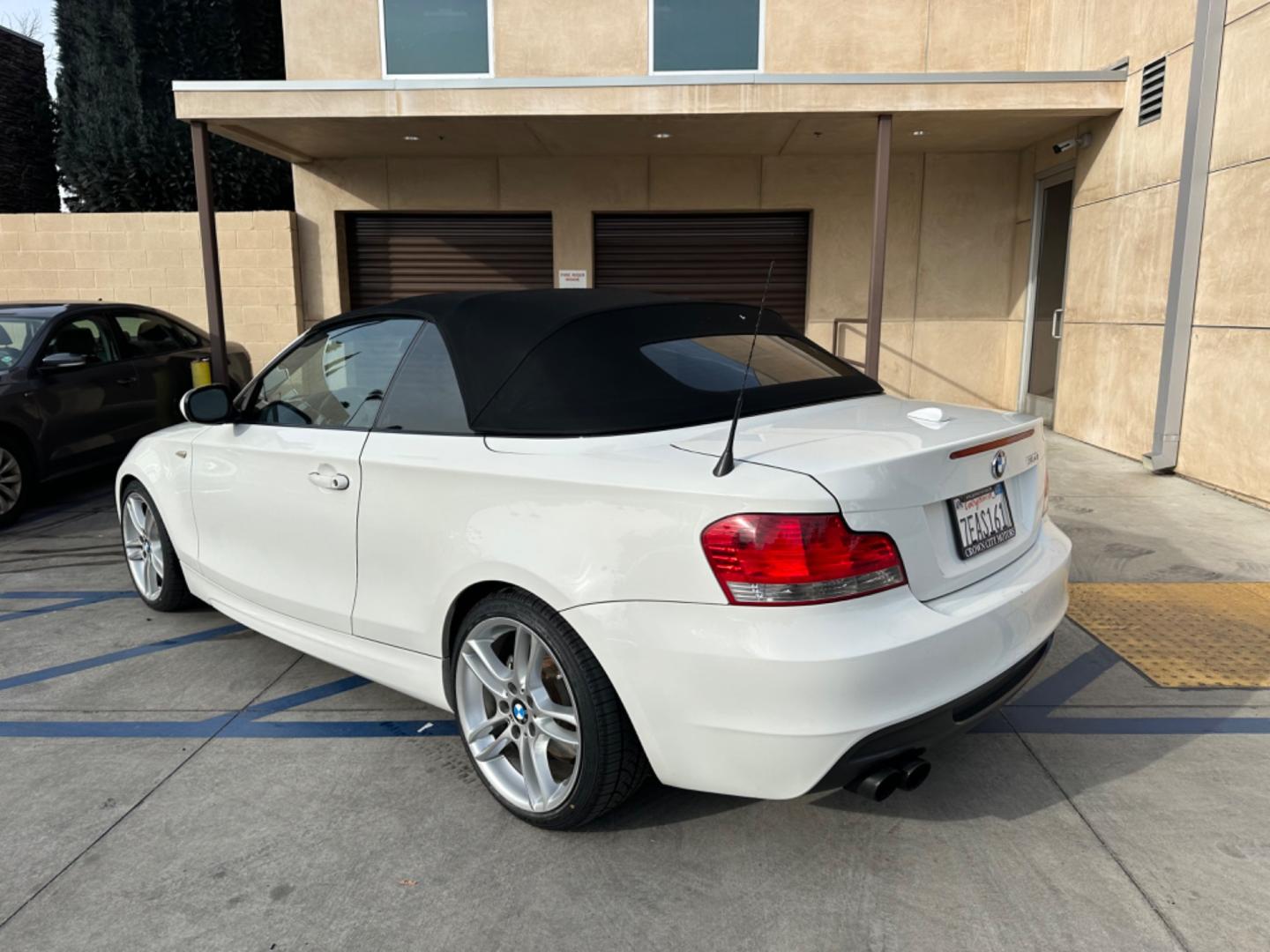 2011 WHITE /Black BMW 1-Series 135i Convertible (WBAUN7C56BV) with an 3.0L L6 DOHC 24V engine, Automatic transmission, located at 30 S. Berkeley Avenue, Pasadena, CA, 91107, (626) 248-7567, 34.145447, -118.109398 - Experience the Ultimate Driving Pleasure: 2011 BMW 135i Convertible Now Available in Pasadena, CA Discover the thrill of open-air driving with the 2011 BMW 135i Convertible, a perfect blend of luxury and performance, now featured at our BHPH dealership in Pasadena, CA. This exquisite convertible - Photo#2